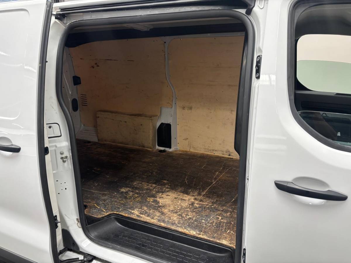 Opel Vivaro Opel Vivaro 2.0 CDTI L3H1 Edition Airco Navigatie Bluetooth Parkeersensoren 3-Zits Camera