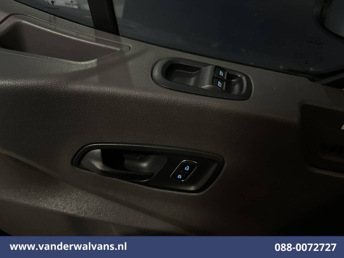 Ford Transit Ford Transit 2.0 TDCI 130pk Bakwagen Laadklep Euro6 Airco | Cruisecontrol | Verwarmde Voorruit | 1040 kg laadvermogen Bijrijdersbank