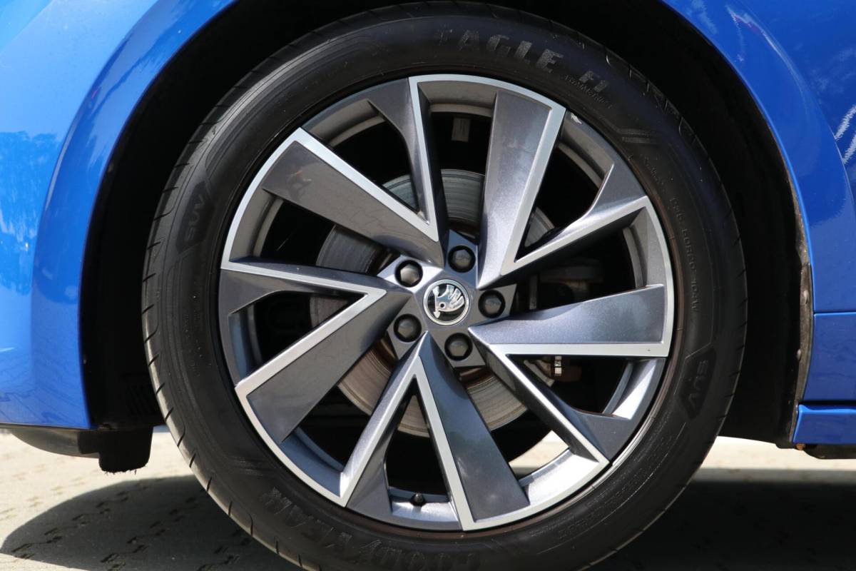 Škoda Enyaq iV Skoda Enyaq iV 60 180PK |SPORTLINE| AdaptiveCruise AppleCarplay Sportzetels Stoel/stuur verwarming Camera 111000KM BJ2021