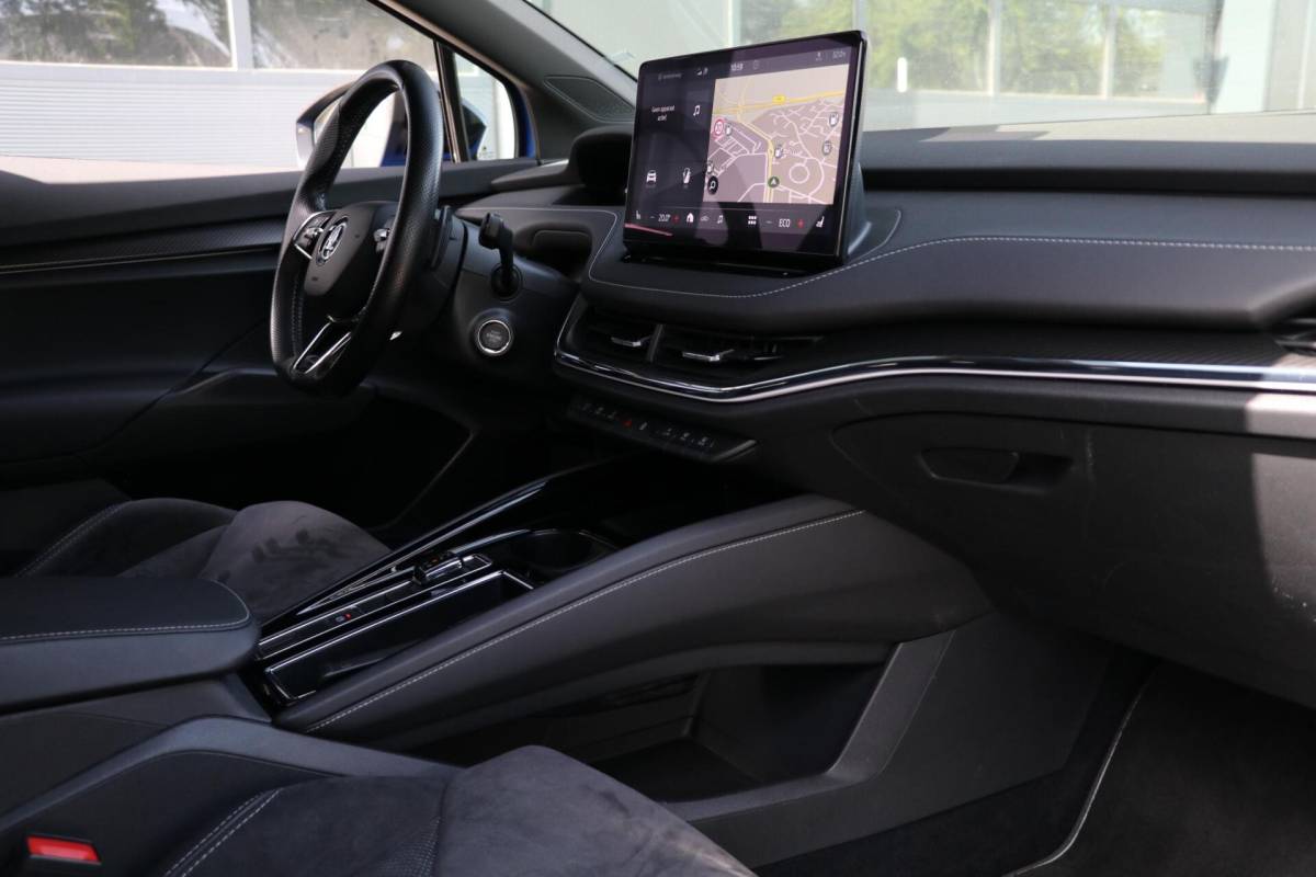 Škoda Enyaq iV Skoda Enyaq iV 60 180PK |SPORTLINE| AdaptiveCruise AppleCarplay Sportzetels Stoel/stuur verwarming Camera 111000KM BJ2021