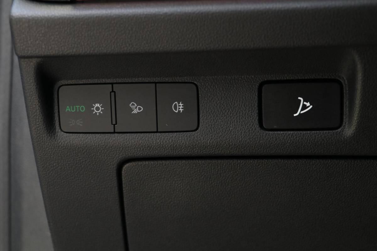 Škoda Enyaq iV Skoda Enyaq iV 60 180PK |SPORTLINE| AdaptiveCruise AppleCarplay Sportzetels Stoel/stuur verwarming Camera 111000KM BJ2021