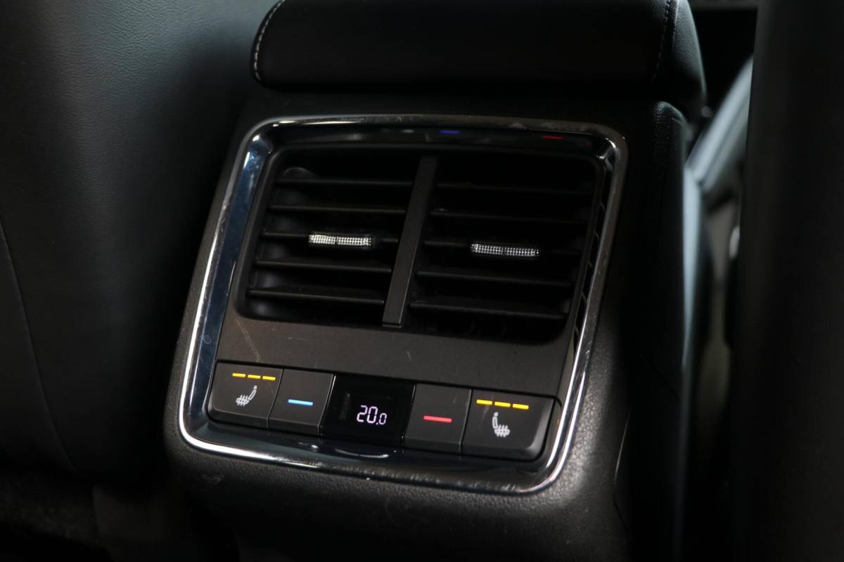 Škoda Enyaq iV Skoda Enyaq iV 60 180PK |SPORTLINE| AdaptiveCruise AppleCarplay Sportzetels Stoel/stuur verwarming Camera 111000KM BJ2021