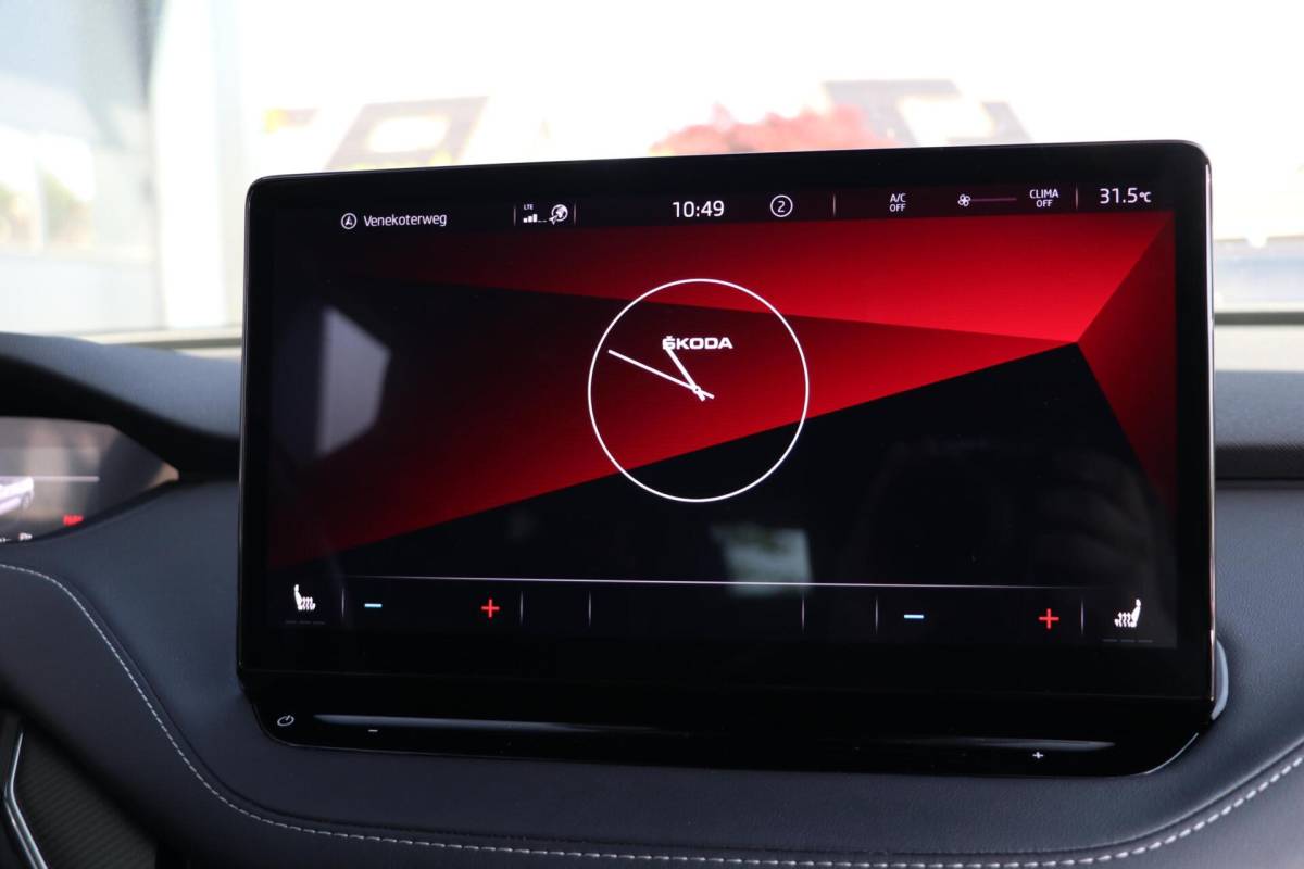 Škoda Enyaq iV Skoda Enyaq iV 60 180PK |SPORTLINE| AdaptiveCruise AppleCarplay Sportzetels Stoel/stuur verwarming Camera 111000KM BJ2021