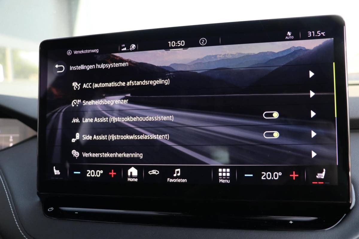 Škoda Enyaq iV Skoda Enyaq iV 60 180PK |SPORTLINE| AdaptiveCruise AppleCarplay Sportzetels Stoel/stuur verwarming Camera 111000KM BJ2021