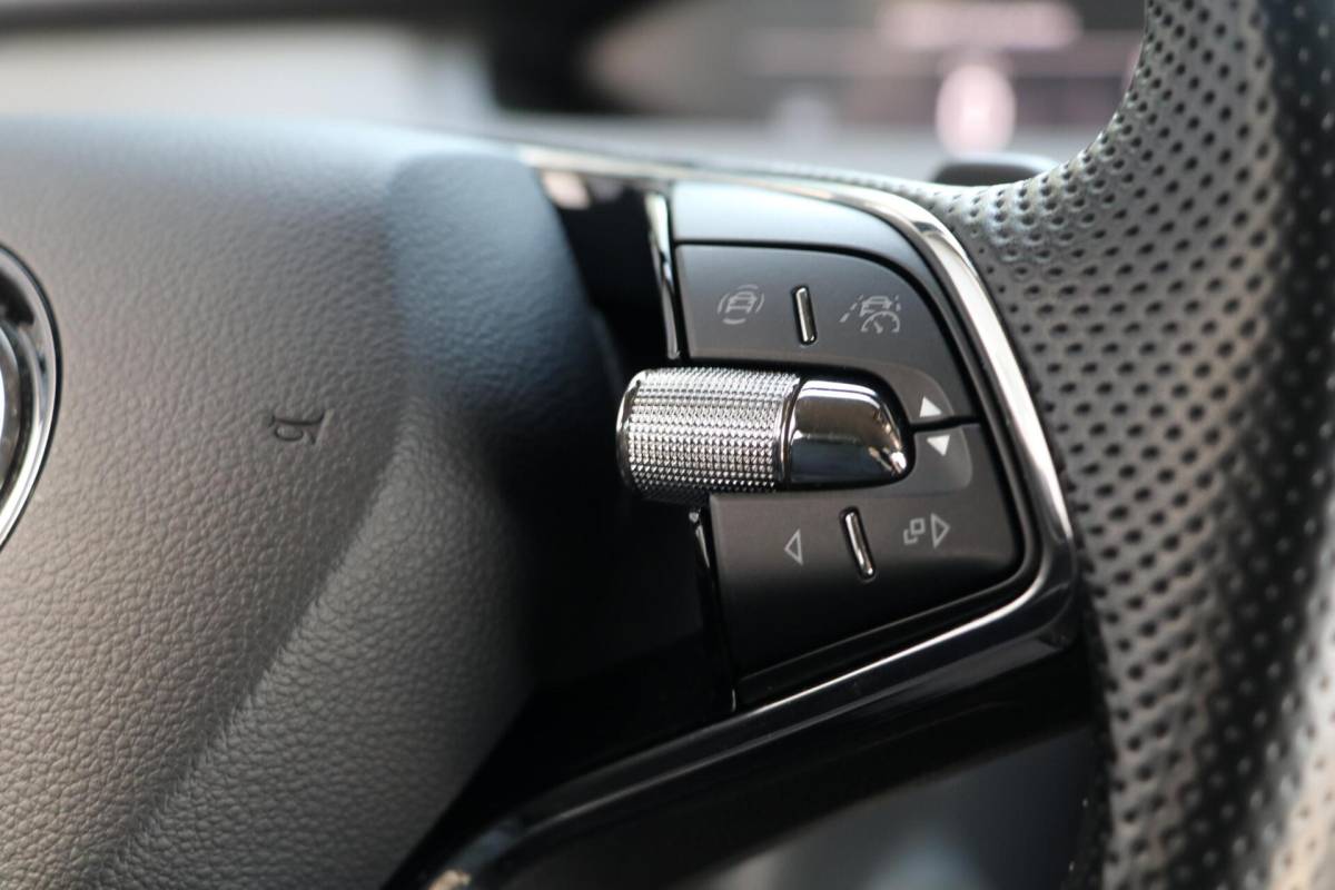 Škoda Enyaq iV Skoda Enyaq iV 60 180PK |SPORTLINE| AdaptiveCruise AppleCarplay Sportzetels Stoel/stuur verwarming Camera 111000KM BJ2021