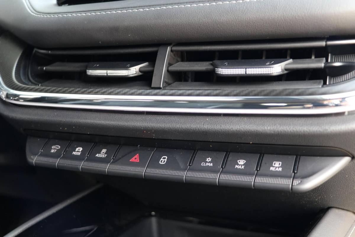 Škoda Enyaq iV Skoda Enyaq iV 60 180PK |SPORTLINE| AdaptiveCruise AppleCarplay Sportzetels Stoel/stuur verwarming Camera 111000KM BJ2021