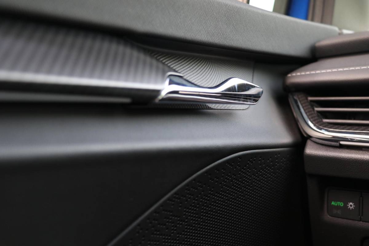 Škoda Enyaq iV Skoda Enyaq iV 60 180PK |SPORTLINE| AdaptiveCruise AppleCarplay Sportzetels Stoel/stuur verwarming Camera 111000KM BJ2021