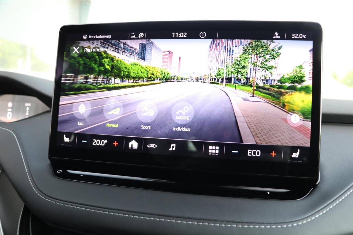 Škoda Enyaq iV Skoda Enyaq iV 60 180PK |SPORTLINE| AdaptiveCruise AppleCarplay Sportzetels Stoel/stuur verwarming Camera 111000KM BJ2021