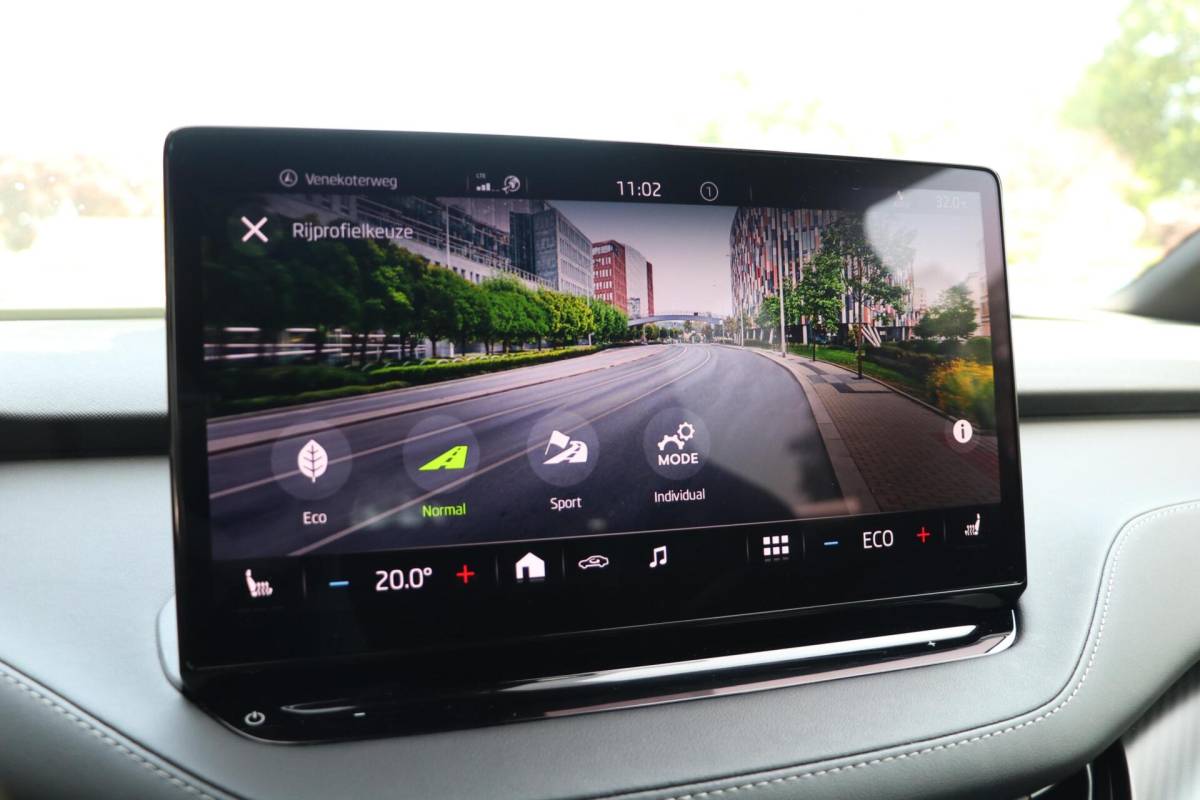 Škoda Enyaq iV Skoda Enyaq iV 60 180PK |SPORTLINE| AdaptiveCruise AppleCarplay Sportzetels Stoel/stuur verwarming Camera 111000KM BJ2021