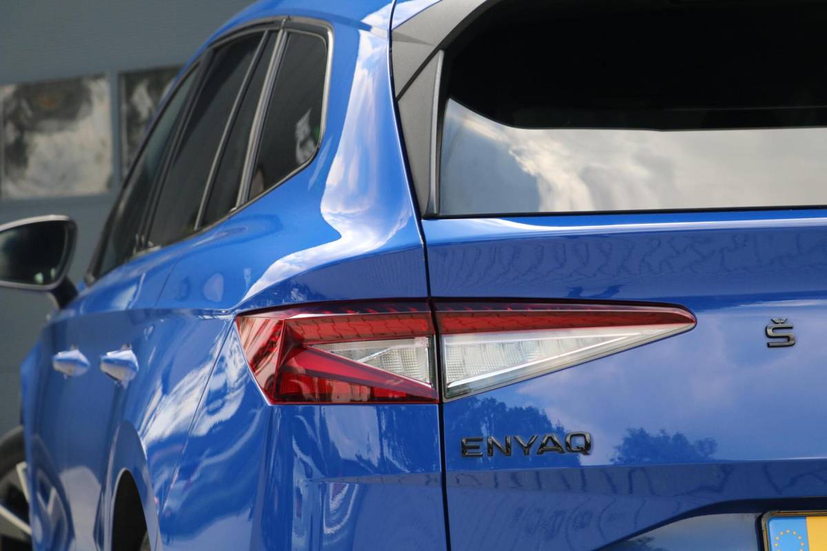 Škoda Enyaq iV Skoda Enyaq iV 60 180PK |SPORTLINE| AdaptiveCruise AppleCarplay Sportzetels Stoel/stuur verwarming Camera 111000KM BJ2021