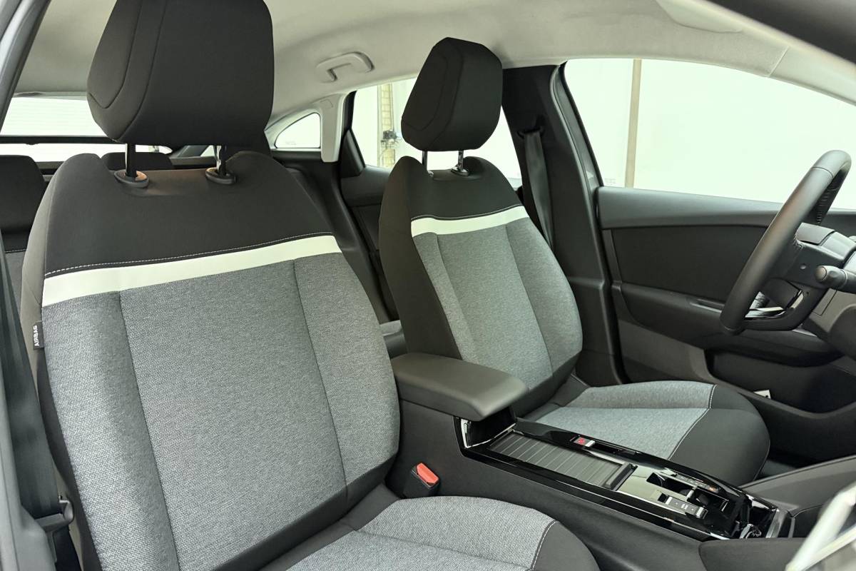 Citroën ë-C4 Citroen Ë-C4 You 136pk Standard range 50 kWh | Climate Control | Cruise Control | Apple Carplay/Android Auto | Metallic lak