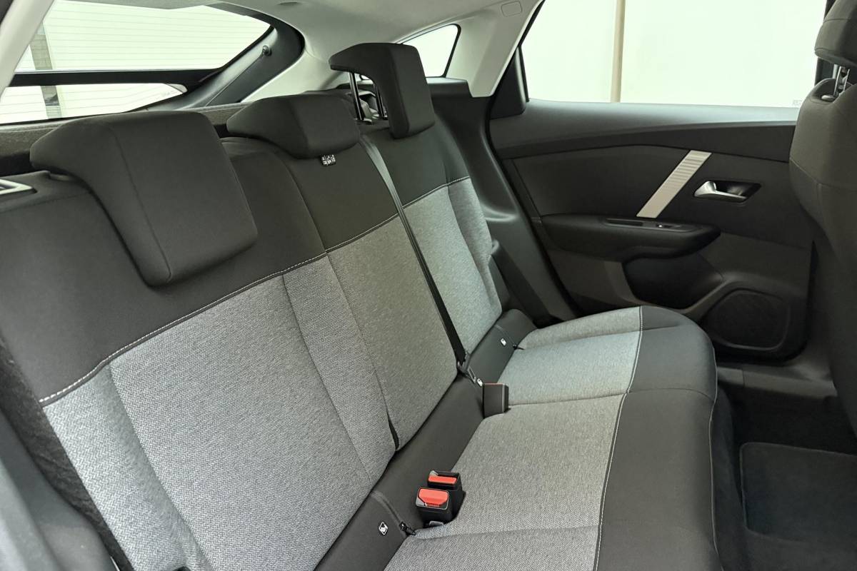 Citroën ë-C4 Citroen Ë-C4 You 136pk Standard range 50 kWh | Climate Control | Cruise Control | Apple Carplay/Android Auto | Metallic lak