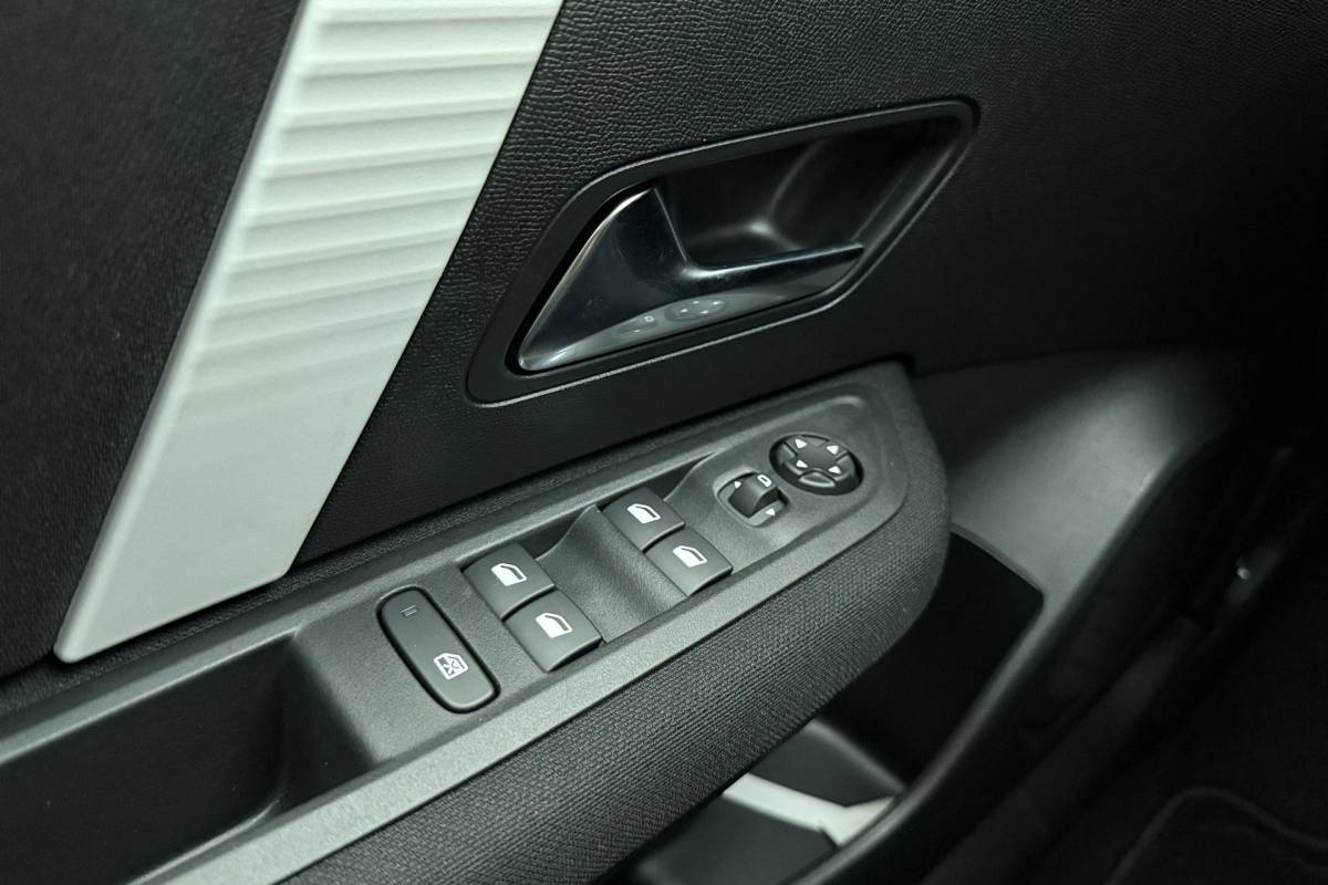 Citroën ë-C4 Citroen Ë-C4 You 136pk Standard range 50 kWh | Climate Control | Cruise Control | Apple Carplay/Android Auto | Metallic lak