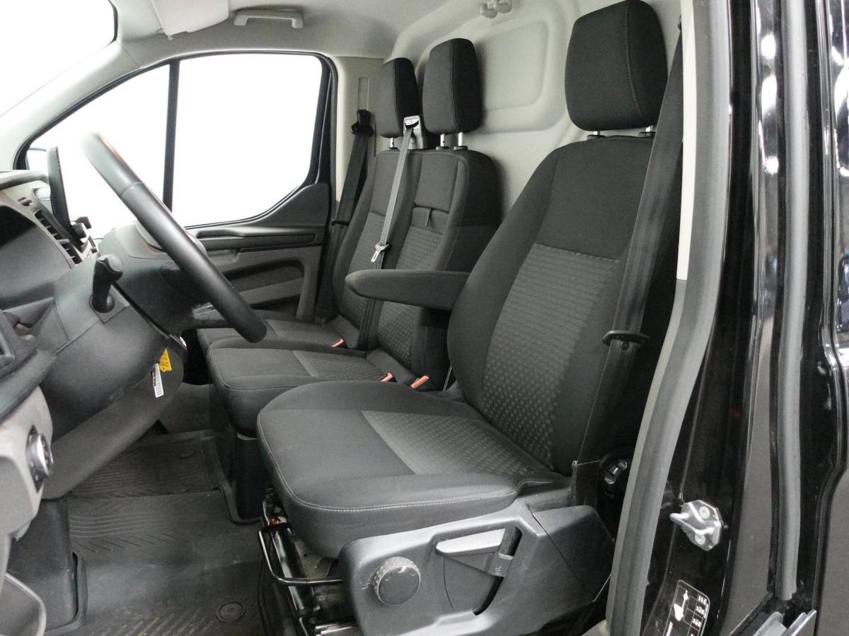 Ford Transit Custom Ford Transit Custom 300 2.0 TDCI L2H1 Trend Automaat Airco Navigatie Cruisecontrol Camera Parkeersensoren
