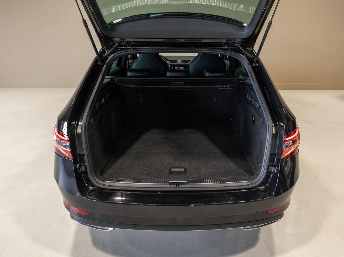 Škoda Superb Skoda Superb Combi 1.5 TSI ACT Sportline Business / 150pk / Stoelverwarming / Elektrische stoelverstelling met geheugen /