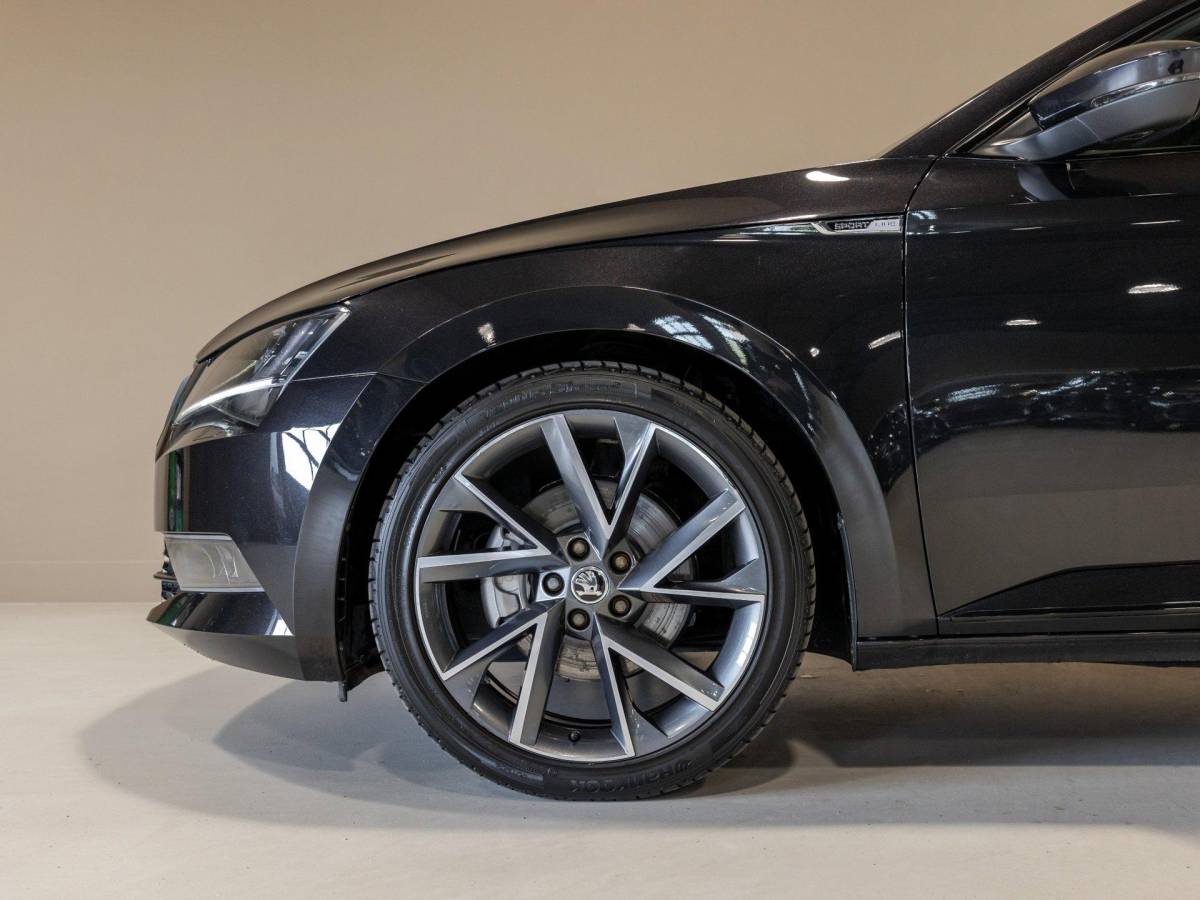 Škoda Superb Skoda Superb Combi 1.5 TSI ACT Sportline Business / 150pk / Stoelverwarming / Elektrische stoelverstelling met geheugen /