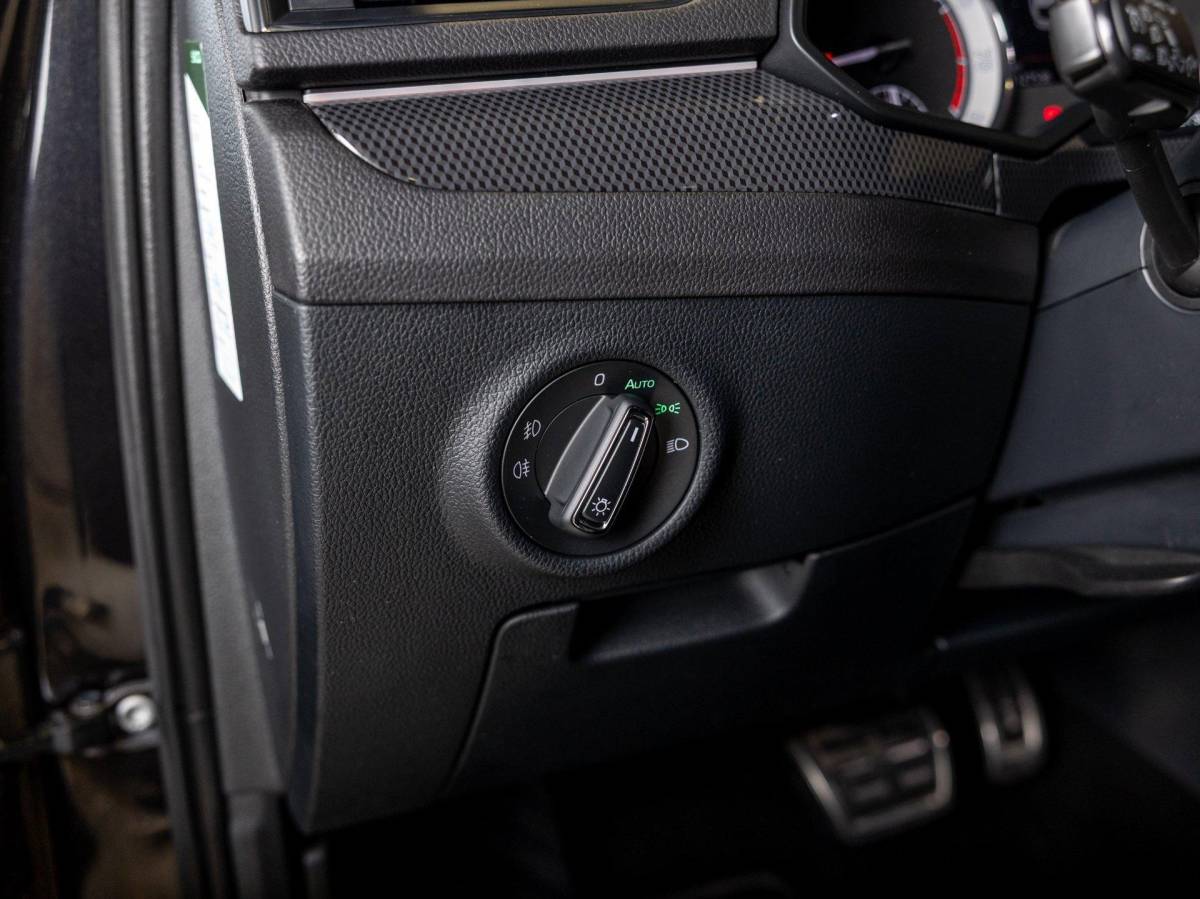 Škoda Superb Skoda Superb Combi 1.5 TSI ACT Sportline Business / 150pk / Stoelverwarming / Elektrische stoelverstelling met geheugen /