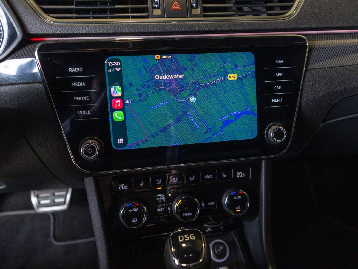 Škoda Superb Skoda Superb Combi 1.5 TSI ACT Sportline Business / 150pk / Stoelverwarming / Elektrische stoelverstelling met geheugen /