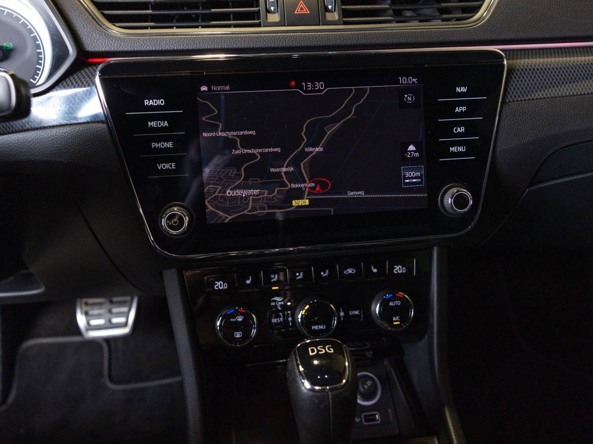 Škoda Superb Skoda Superb Combi 1.5 TSI ACT Sportline Business / 150pk / Stoelverwarming / Elektrische stoelverstelling met geheugen /