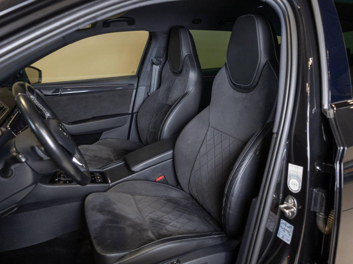 Škoda Superb Skoda Superb Combi 1.5 TSI ACT Sportline Business / 150pk / Stoelverwarming / Elektrische stoelverstelling met geheugen /