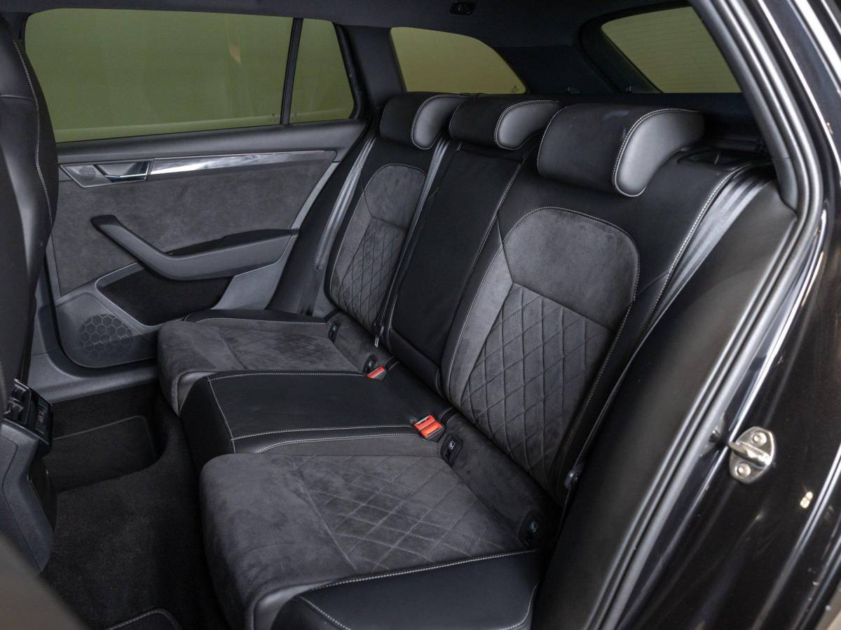 Škoda Superb Skoda Superb Combi 1.5 TSI ACT Sportline Business / 150pk / Stoelverwarming / Elektrische stoelverstelling met geheugen /