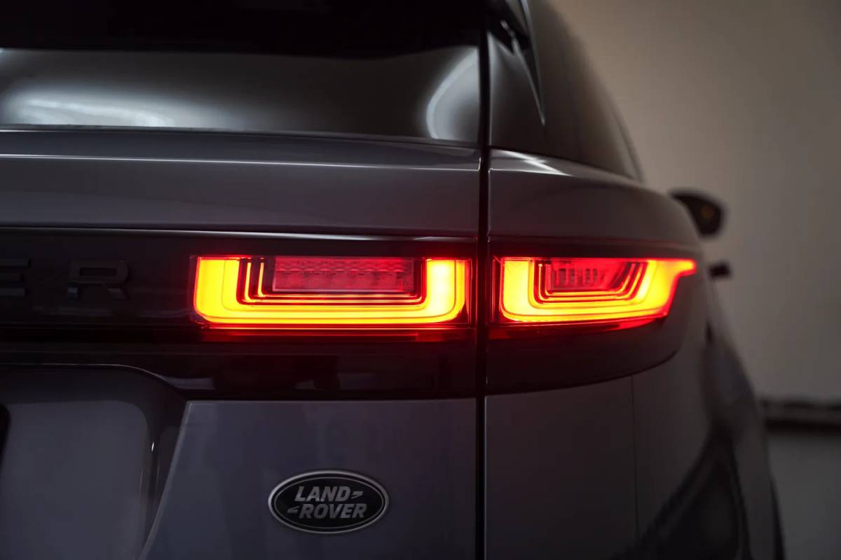 Land Rover Range Rover Velar Land Rover Range Rover Velar 2.0 P400e R-Dynamic SE Aut.[ Panoramadak Leder Stoelverwarming Navi Apple / Android ]