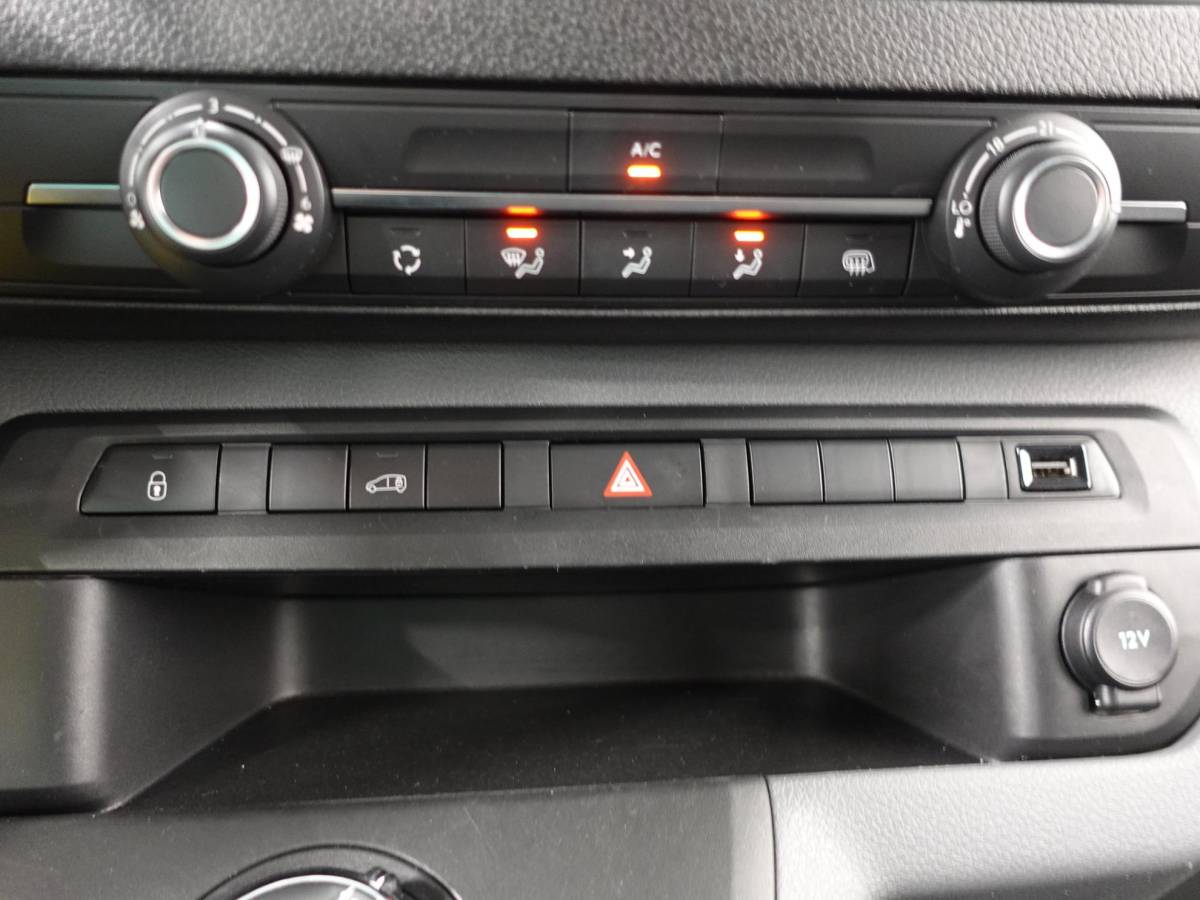 Peugeot Expert Peugeot Expert 2.0 BlueHDI 180PK Long Premium Automaat  Airco Carplay Navigatie Cruise control   3-zits