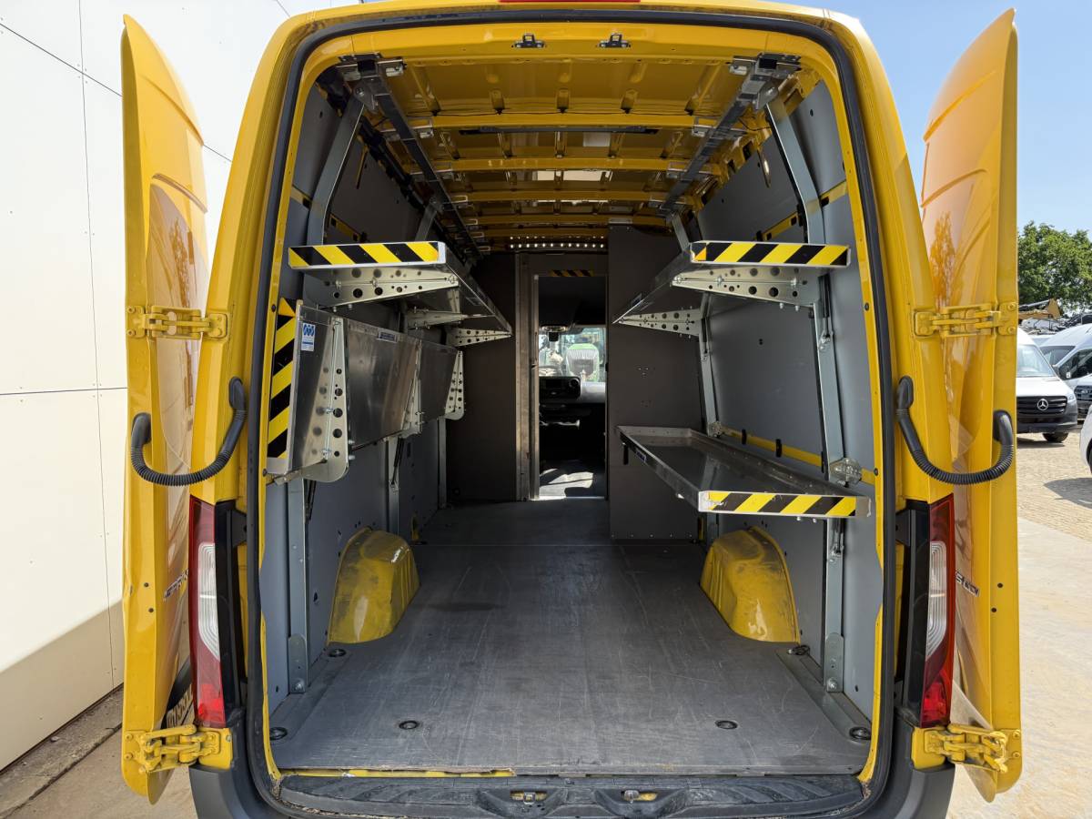 Mercedes-Benz Sprinter Mercedes-Benz Sprinter 315 1.9 CDI Pakketbus L3H2 Tussenschot met deur LED Climate Control Cruise Control Carplay Camera
