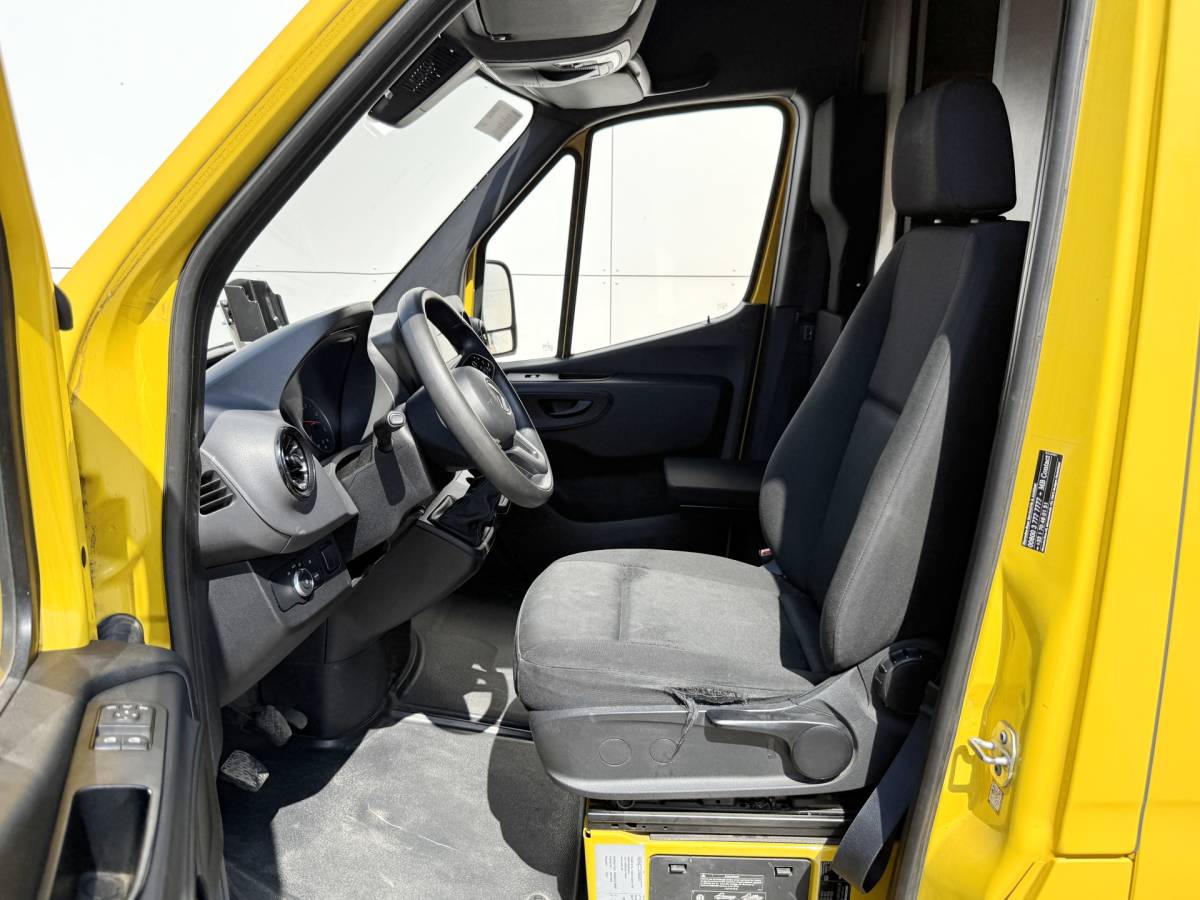 Mercedes-Benz Sprinter Mercedes-Benz Sprinter 315 1.9 CDI Pakketbus L3H2 Tussenschot met deur LED Climate Control Cruise Control Carplay Camera