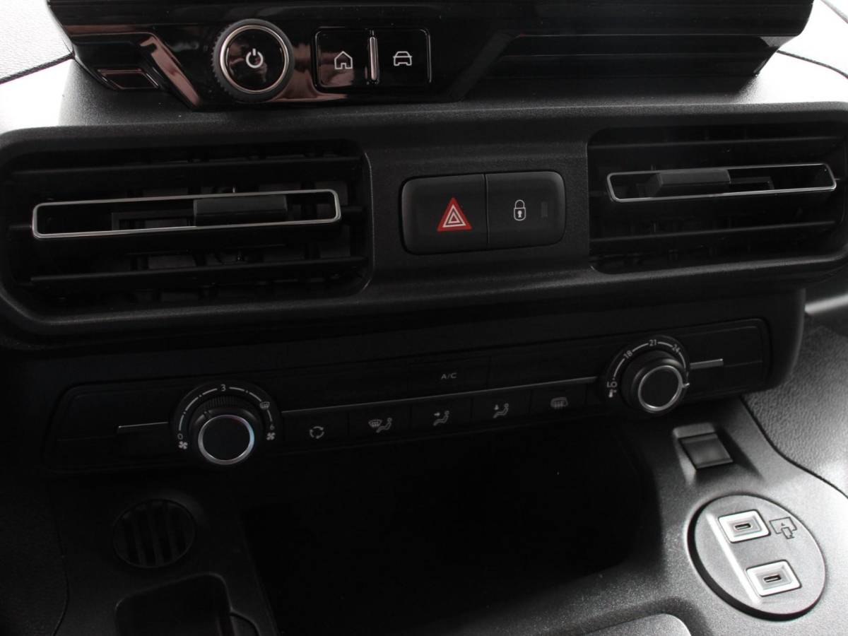 Opel Combo Opel Combo 1.5 BlueHDi 130PK L2 Automaat Apple Carplay / Android Auto Navigatie Trekhaak Airco Camera Cruise Control Parkeersensoren V+A DAB