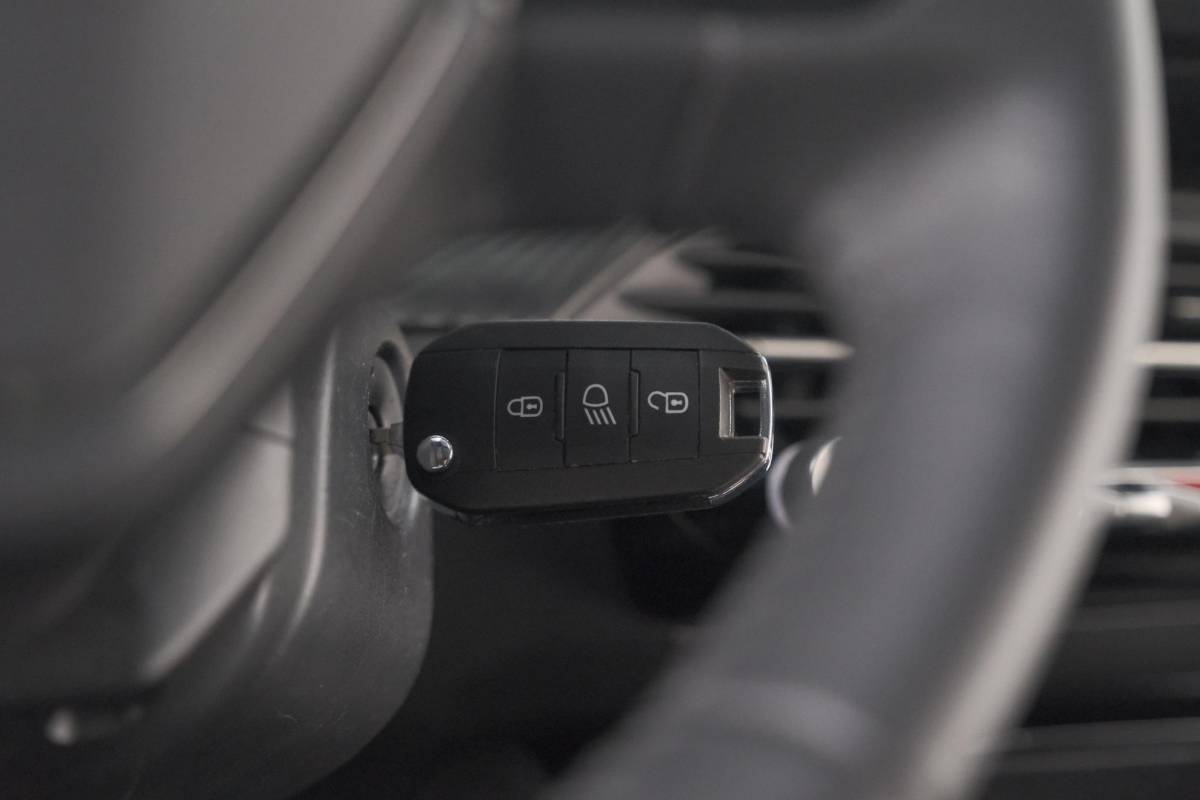 Peugeot 208 Peugeot 208 1.2 Hybrid 110 e-DCS6 Style | Parkeersensoren | Apple Carplay | Cruise Control | Airco