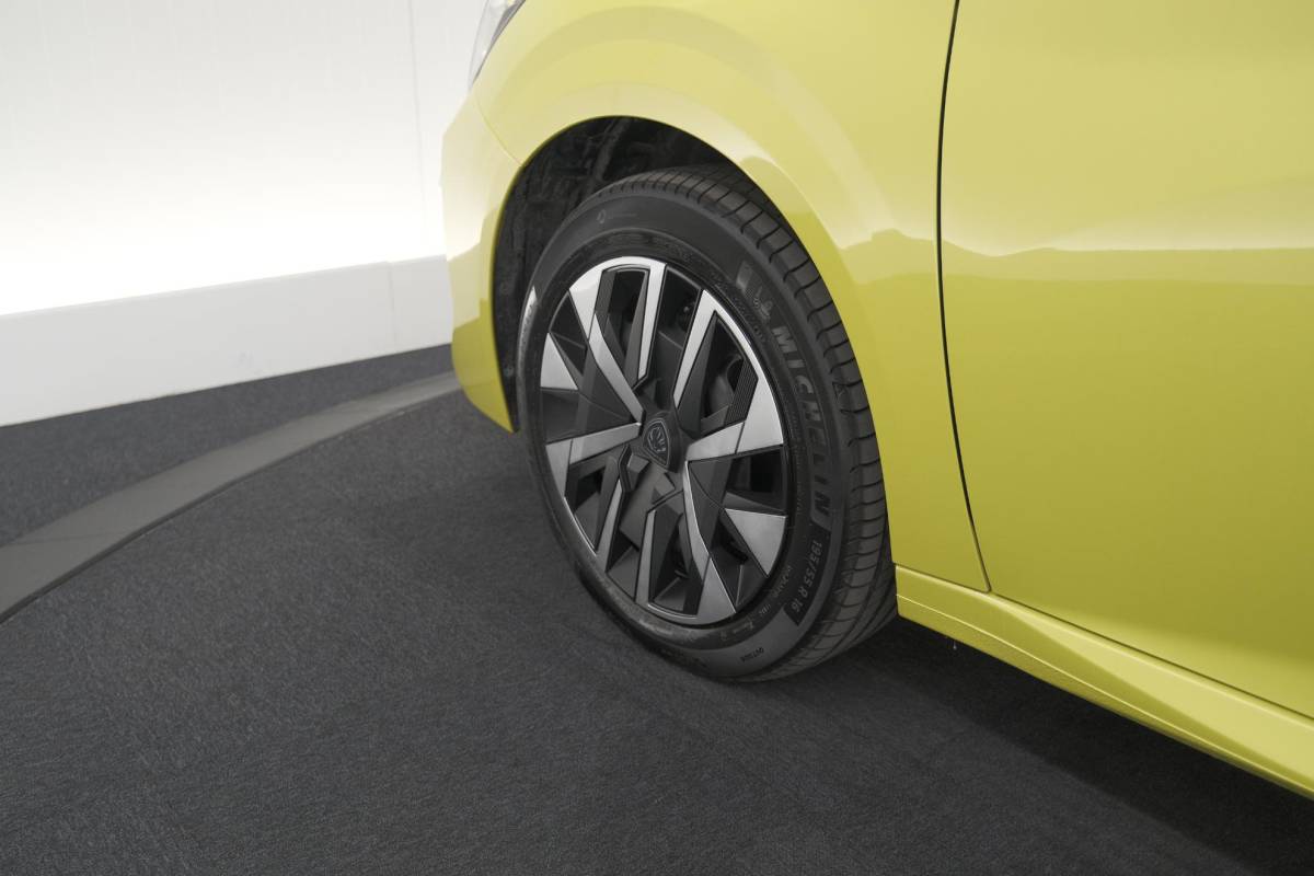 Peugeot 208 Peugeot 208 1.2 Hybrid 110 e-DCS6 Style | Parkeersensoren | Apple Carplay | Cruise Control | Airco