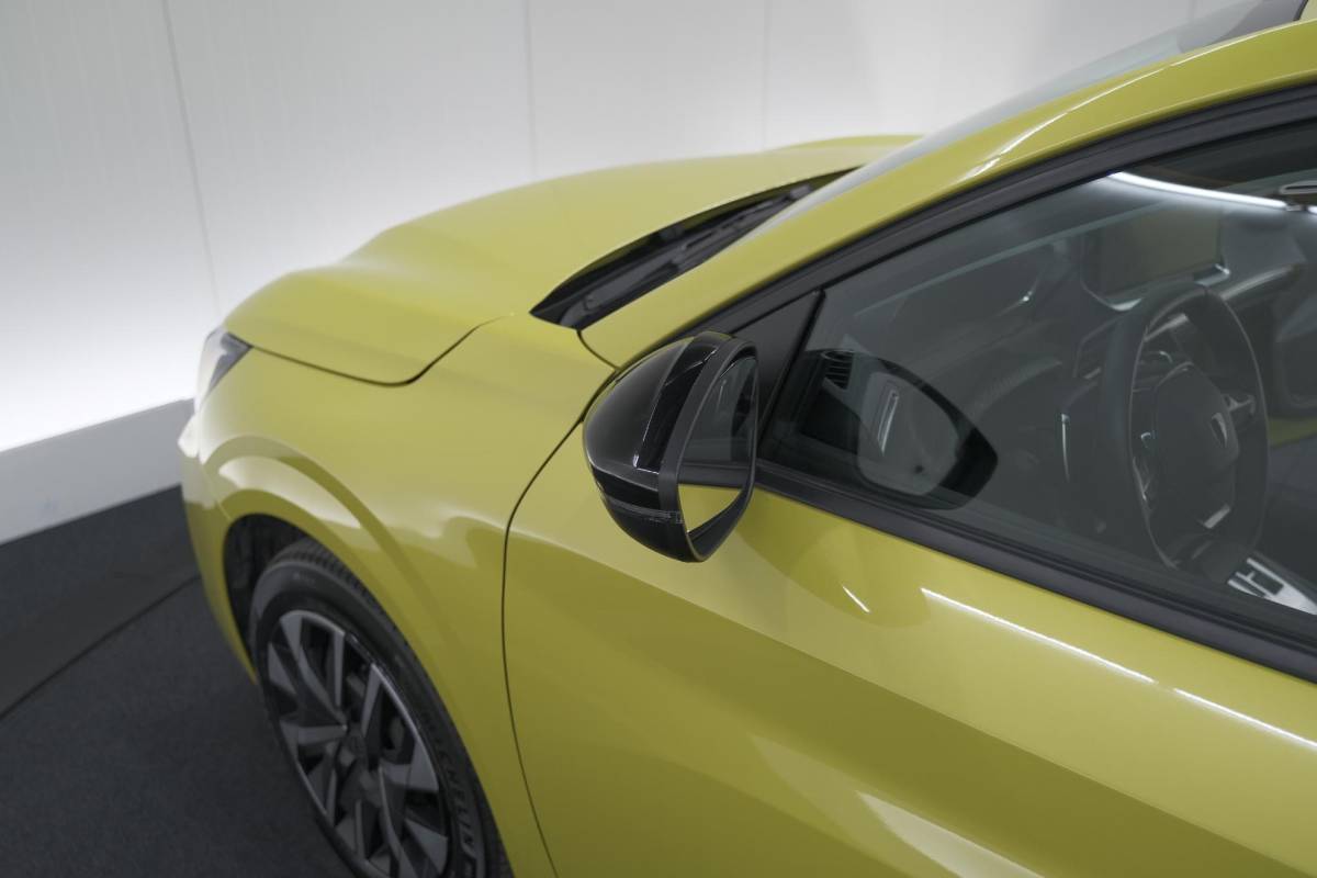 Peugeot 208 Peugeot 208 1.2 Hybrid 110 e-DCS6 Style | Parkeersensoren | Apple Carplay | Cruise Control | Airco