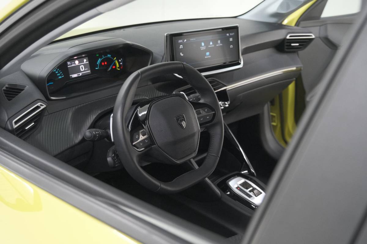 Peugeot 208 Peugeot 208 1.2 Hybrid 110 e-DCS6 Style | Parkeersensoren | Apple Carplay | Cruise Control | Airco