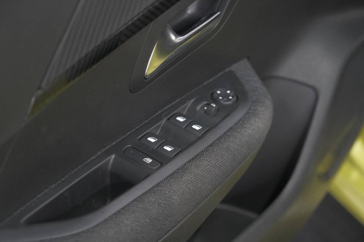 Peugeot 208 Peugeot 208 1.2 Hybrid 110 e-DCS6 Style | Parkeersensoren | Apple Carplay | Cruise Control | Airco