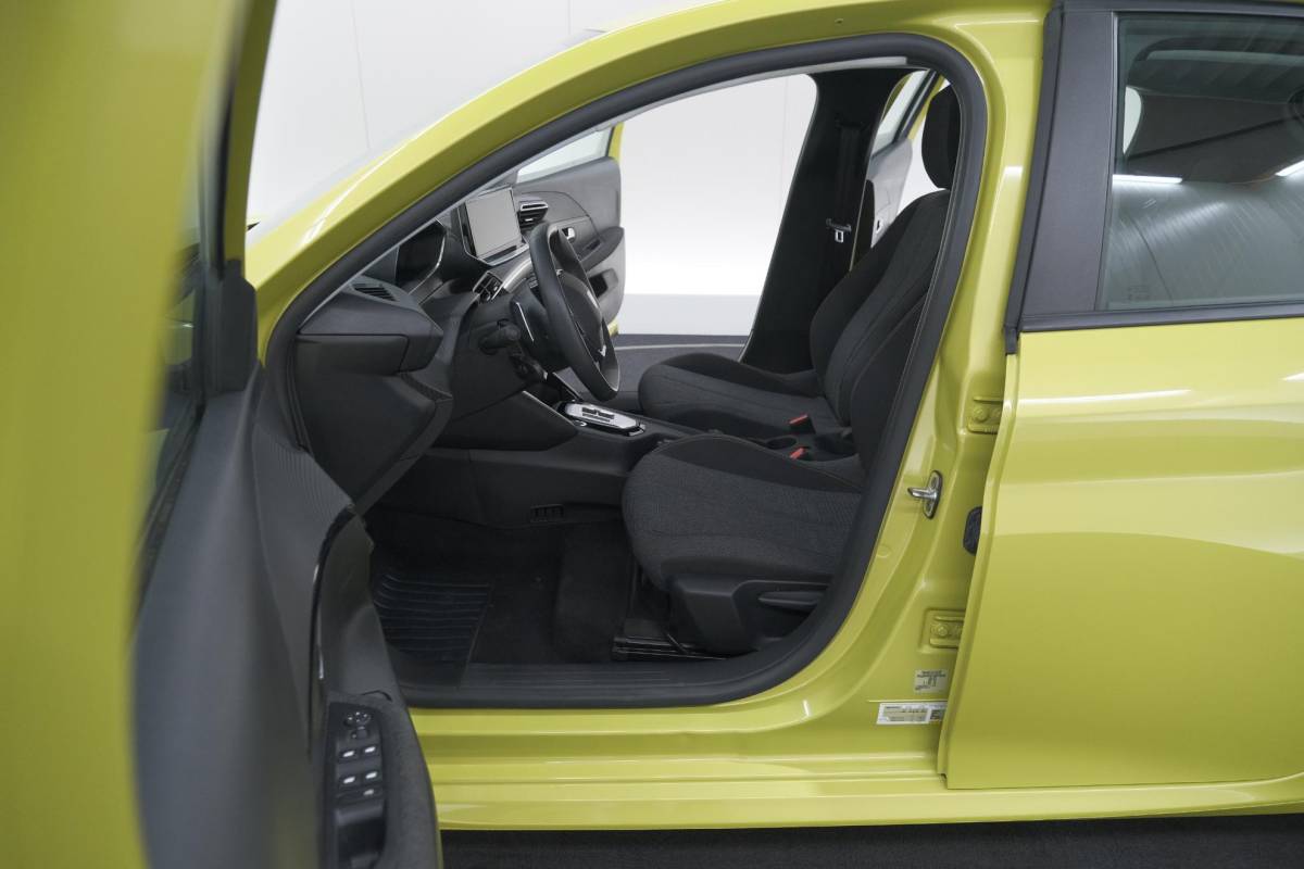 Peugeot 208 Peugeot 208 1.2 Hybrid 110 e-DCS6 Style | Parkeersensoren | Apple Carplay | Cruise Control | Airco