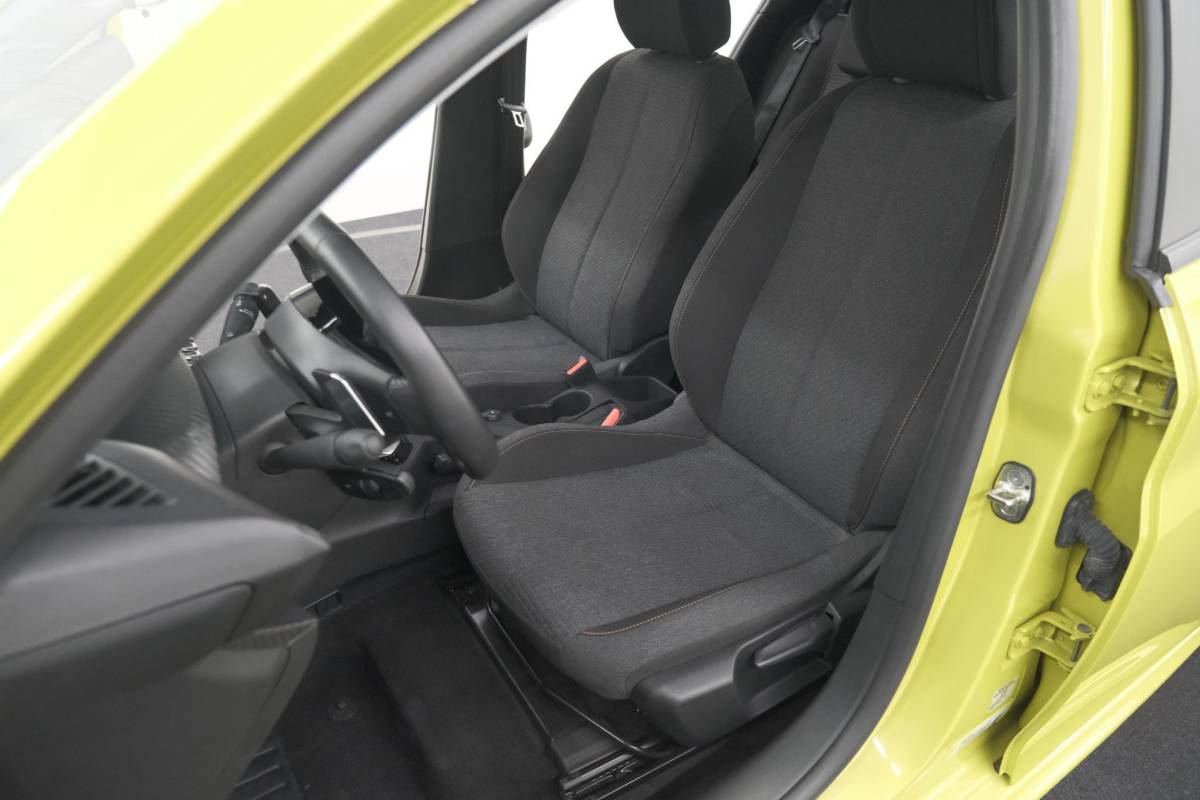 Peugeot 208 Peugeot 208 1.2 Hybrid 110 e-DCS6 Style | Parkeersensoren | Apple Carplay | Cruise Control | Airco