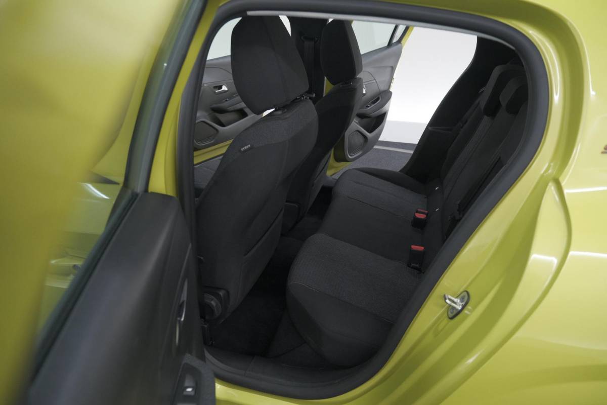 Peugeot 208 Peugeot 208 1.2 Hybrid 110 e-DCS6 Style | Parkeersensoren | Apple Carplay | Cruise Control | Airco