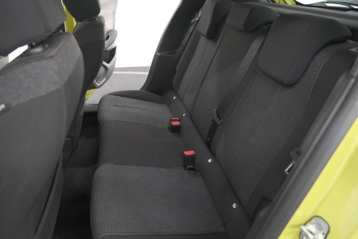 Peugeot 208 Peugeot 208 1.2 Hybrid 110 e-DCS6 Style | Parkeersensoren | Apple Carplay | Cruise Control | Airco