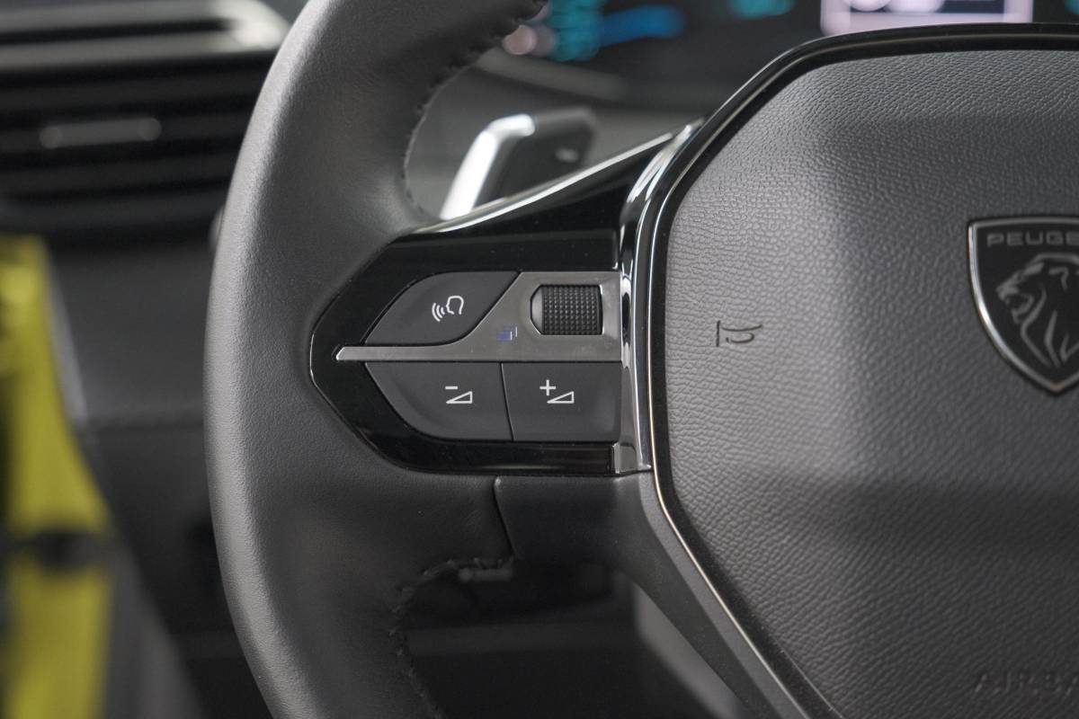 Peugeot 208 Peugeot 208 1.2 Hybrid 110 e-DCS6 Style | Parkeersensoren | Apple Carplay | Cruise Control | Airco