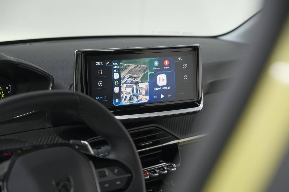 Peugeot 208 Peugeot 208 1.2 Hybrid 110 e-DCS6 Style | Parkeersensoren | Apple Carplay | Cruise Control | Airco