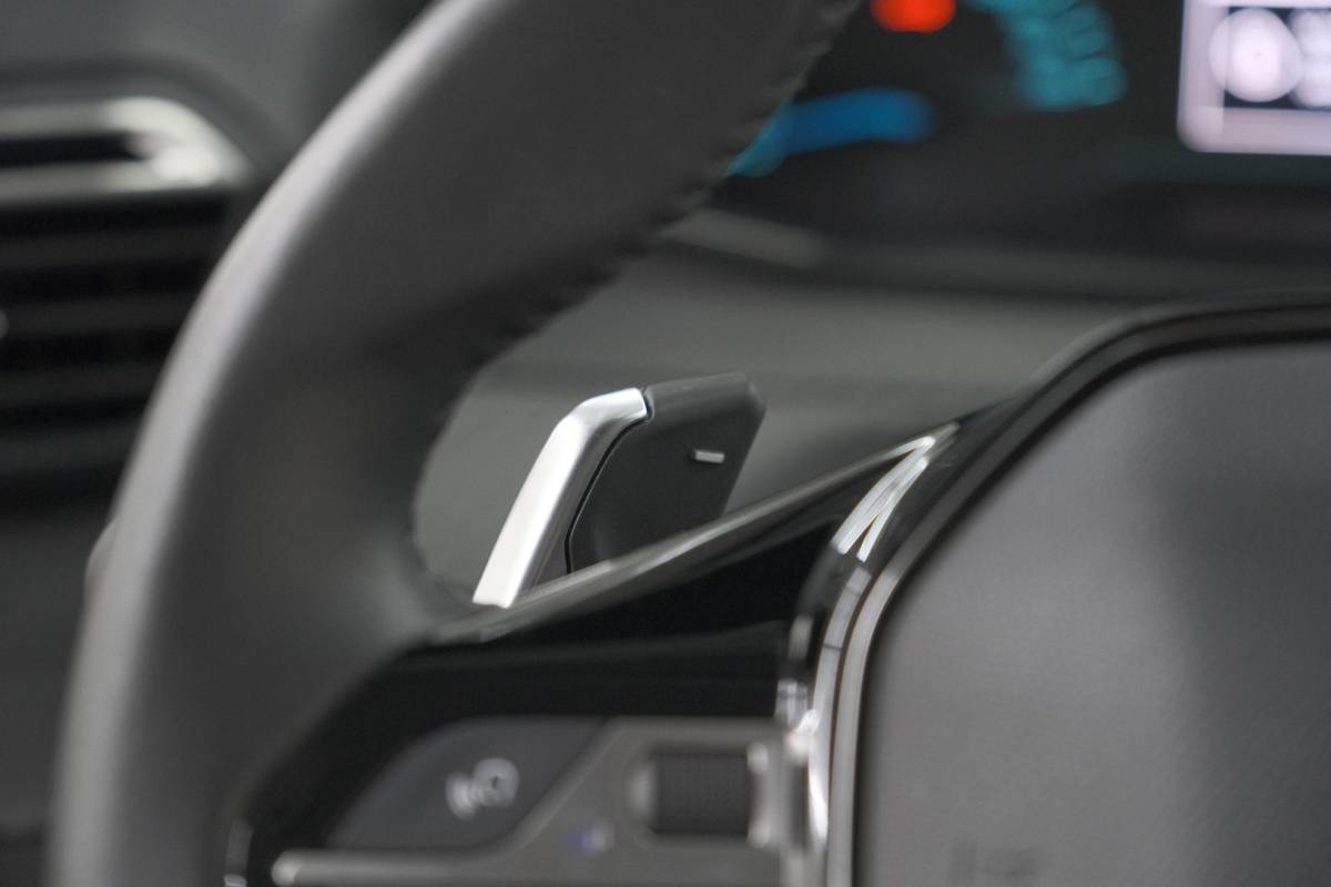 Peugeot 208 Peugeot 208 1.2 Hybrid 110 e-DCS6 Style | Parkeersensoren | Apple Carplay | Cruise Control | Airco