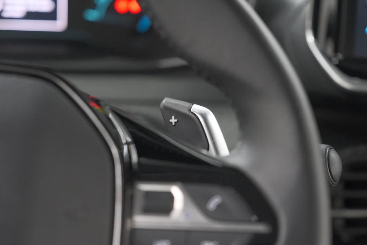 Peugeot 208 Peugeot 208 1.2 Hybrid 110 e-DCS6 Style | Parkeersensoren | Apple Carplay | Cruise Control | Airco