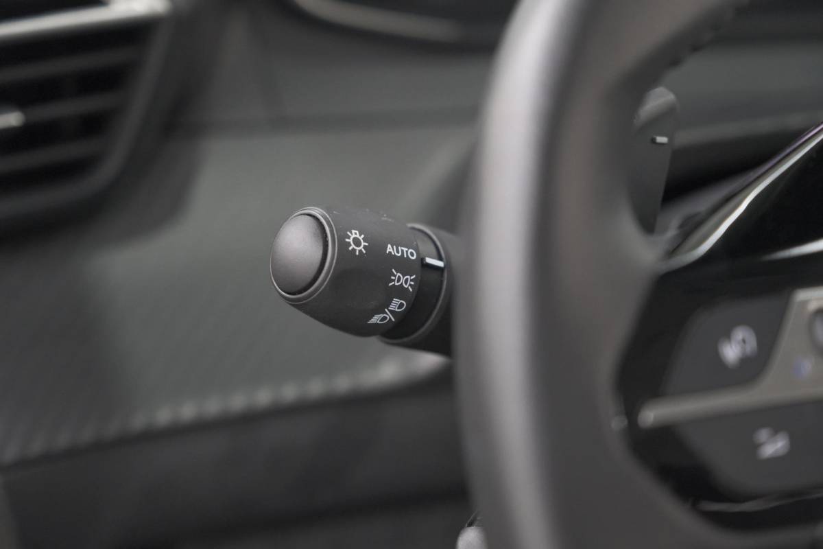 Peugeot 208 Peugeot 208 1.2 Hybrid 110 e-DCS6 Style | Parkeersensoren | Apple Carplay | Cruise Control | Airco