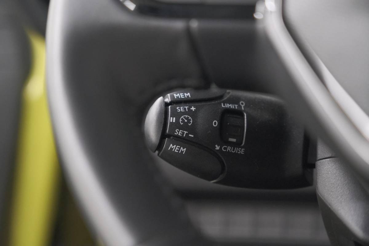 Peugeot 208 Peugeot 208 1.2 Hybrid 110 e-DCS6 Style | Parkeersensoren | Apple Carplay | Cruise Control | Airco