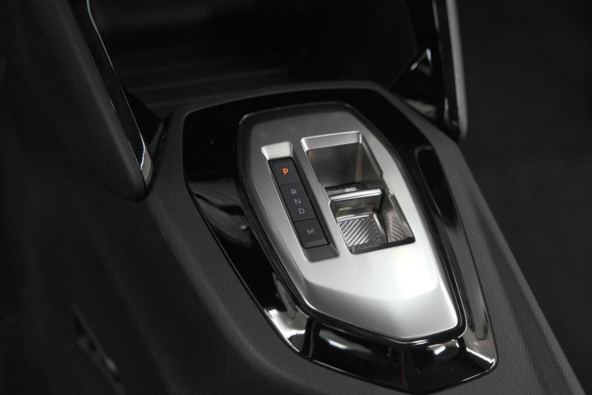 Peugeot 208 Peugeot 208 1.2 Hybrid 110 e-DCS6 Style | Parkeersensoren | Apple Carplay | Cruise Control | Airco