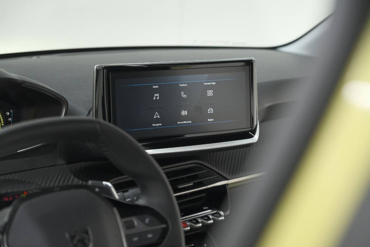 Peugeot 208 Peugeot 208 1.2 Hybrid 110 e-DCS6 Style | Parkeersensoren | Apple Carplay | Cruise Control | Airco
