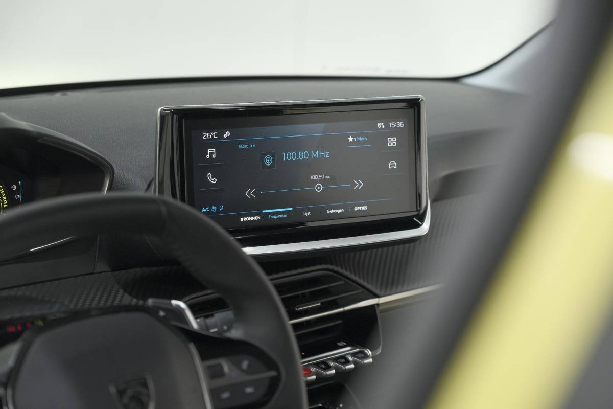Peugeot 208 Peugeot 208 1.2 Hybrid 110 e-DCS6 Style | Parkeersensoren | Apple Carplay | Cruise Control | Airco
