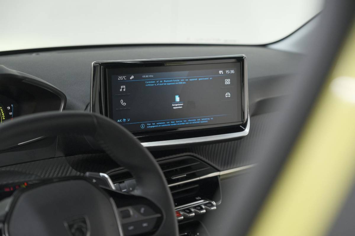 Peugeot 208 Peugeot 208 1.2 Hybrid 110 e-DCS6 Style | Parkeersensoren | Apple Carplay | Cruise Control | Airco
