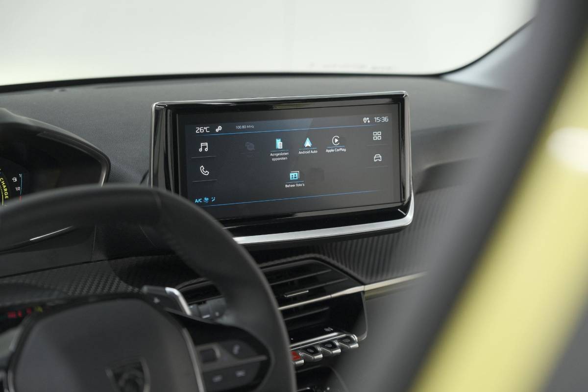 Peugeot 208 Peugeot 208 1.2 Hybrid 110 e-DCS6 Style | Parkeersensoren | Apple Carplay | Cruise Control | Airco